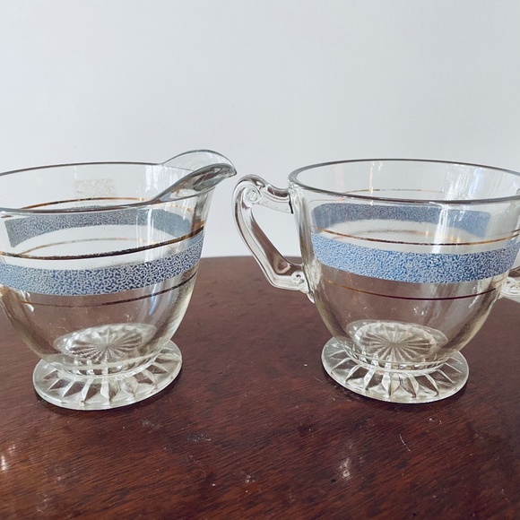 Vintage clear glass creamer and sugar set with blue and gold band - Picture 1 of 5